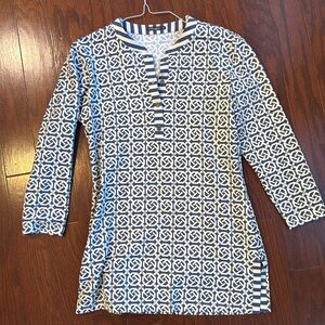 J. McLaughlin blue and white geometric print tunic top. 3/4 sleeves. Size XS.